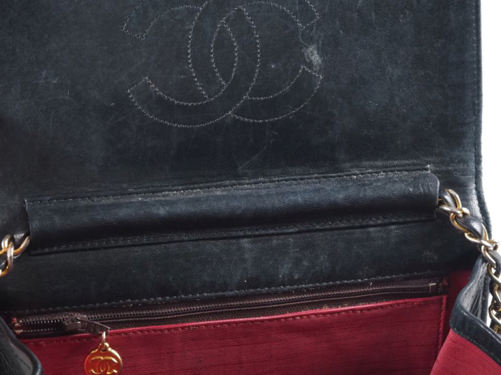 CHANEL, Paris Sac en cuir matelassé noir.  Fermeture à rabat et pressi