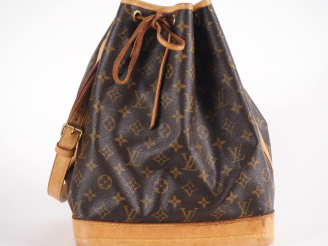 Vente aux enchères Louis VUITTON, Paris Sac en toile monogrammée, modèle Noé. Signé. H. 3