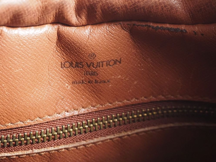 Louis VUITTON, Paris Sac vintage en bandoulière ou porté épaule en toi