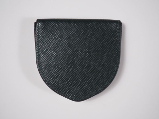 Vente aux enchères Louis VUITTON Porte-monnaie en cuir vert. Monogrammé.  2,2 x 8,5 x 8 c