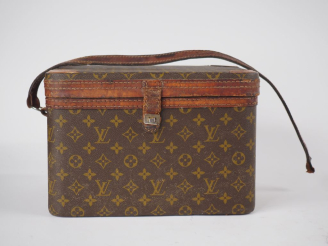Vente aux enchères Louis VUITTON, Paris  Vanity case en toile monogrammée et cuir.  22 x 