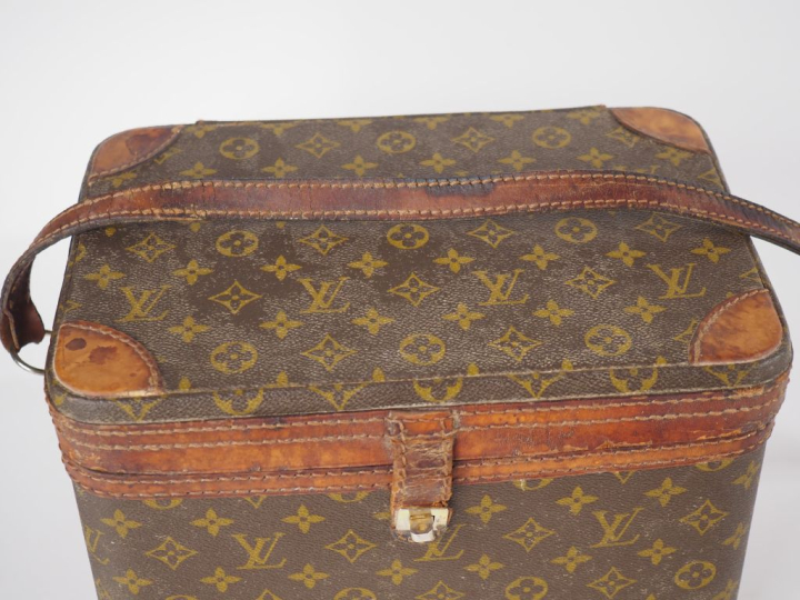 Louis VUITTON, Paris  Vanity case en toile monogrammée et cuir.  22 x 