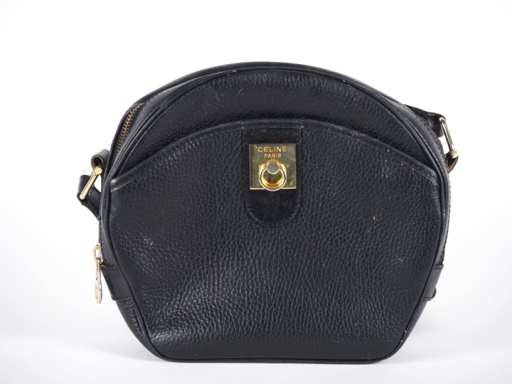 CELINE, Paris Sac bandoulière en cuir noir.  Garniture en métal doré. 