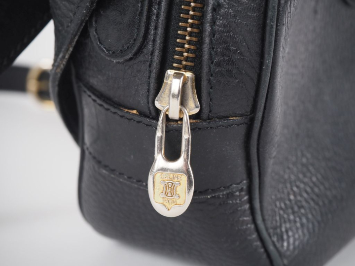 CELINE, Paris Sac bandoulière en cuir noir.  Garniture en métal doré. 