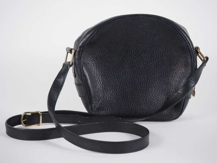 CELINE, Paris Sac bandoulière en cuir noir.  Garniture en métal doré. 