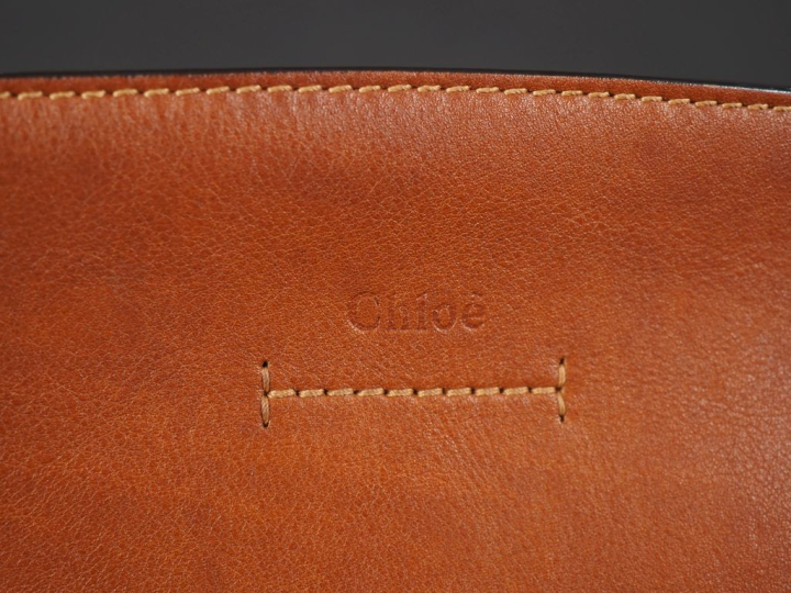 CHLOE Sac bandoulière ou porté épaule en cuir marron et daim camel.  O