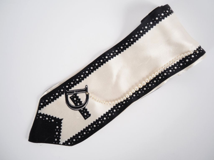 Christian DIOR, Paris Foulard-bandeau en soie, à décor de frises noire