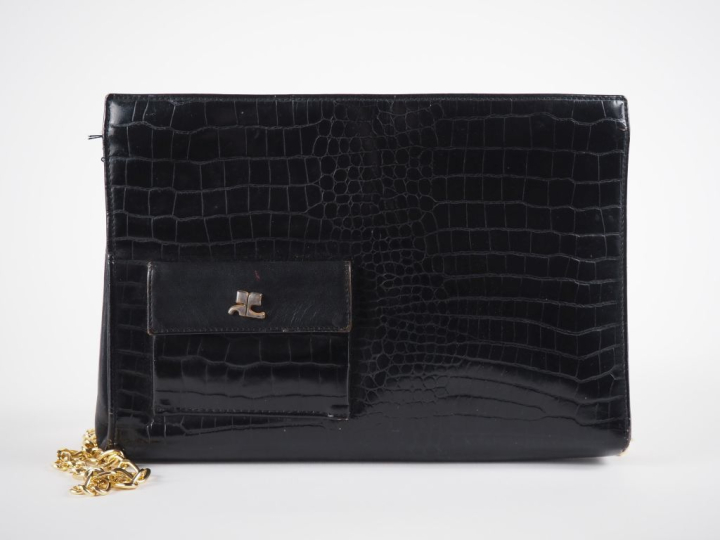 COURREGES, Paris Pochette en cuir noir.  Fermeture à zip, découvrant u