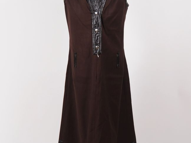 COURREGES, Paris Robe sans manche en tissu et skaï marron.  Fermeture 