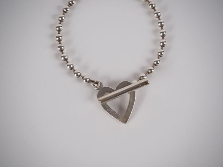GUCCI Bracelet souple en argent 925, à décor de rang de perles.  Le fe