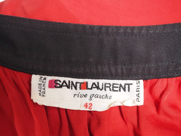 SAINT LAURENT, Rive gauche Robe fluide à fines bretelles de couleur ro