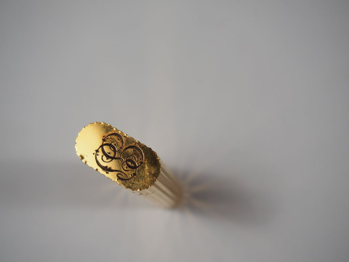 CARTIER, Must Briquet en métal doré, à décor de cannelures. Signé.  Nu
