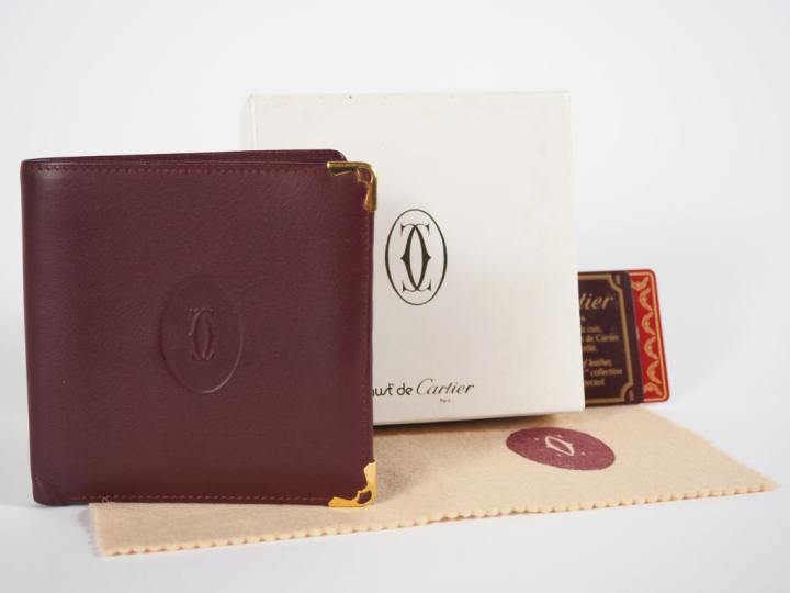 CARTIER, Must Porte-cartes en cuir marron, à décor du monogramme de la