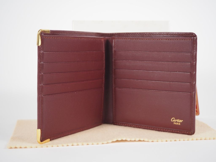 CARTIER, Must Porte-cartes en cuir marron, à décor du monogramme de la