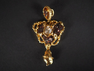 Vente aux enchères Christian LACROIX Pendentif en métal doré et pierres fantaisie en form
