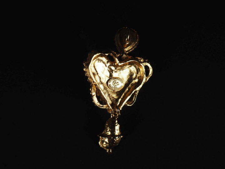 Christian LACROIX Pendentif en métal doré et pierres fantaisie en form