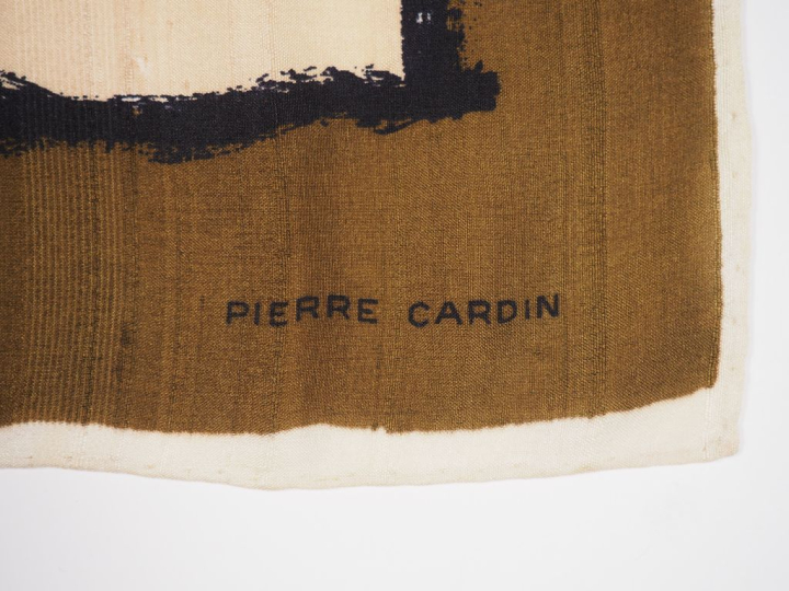 Pierre CARDIN Foulard probablement en soie, à décor dans les tons noir
