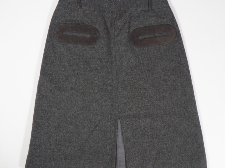 Pierre CARDIN, Paris Jupe taille haute probablement en laine grise.  F