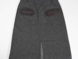 Vente aux enchères Pierre CARDIN, Paris Jupe taille haute probablement en laine grise.  F