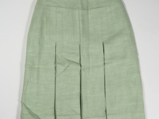 Vente aux enchères Pierre CARDIN, Paris Jupe plissée vert clair. Fermeture par zip à l'ar