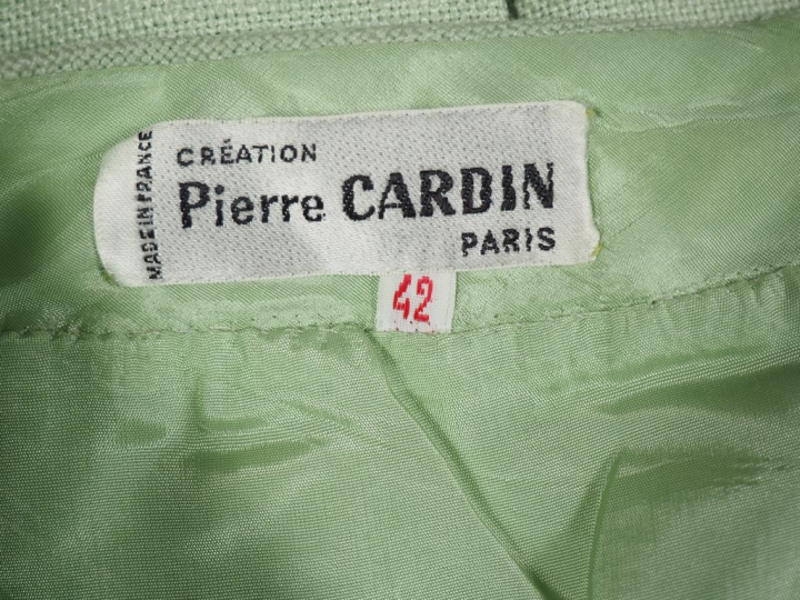 Pierre CARDIN, Paris Jupe plissée vert clair. Fermeture par zip à l'ar