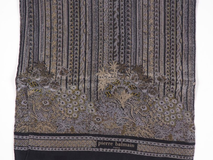 Pierre BALMAIN, Paris Foulard en soie, à motifs dans les tons gris sur