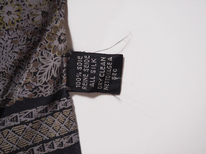 Pierre BALMAIN, Paris Foulard en soie, à motifs dans les tons gris sur