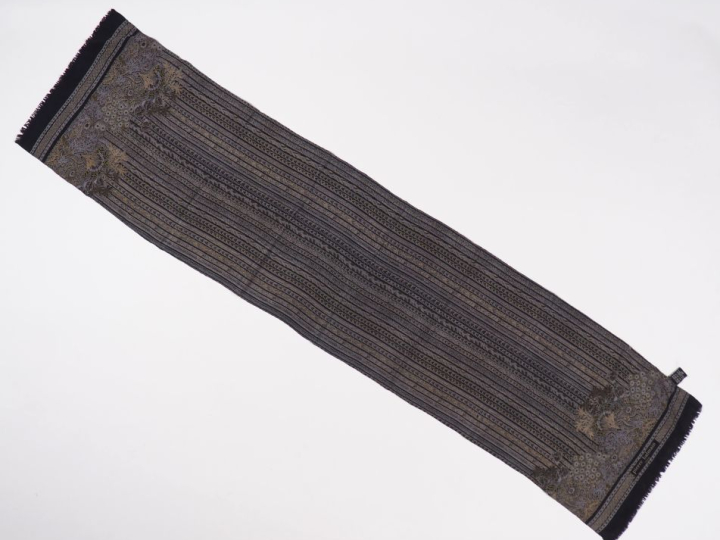 Pierre BALMAIN, Paris Foulard en soie, à motifs dans les tons gris sur