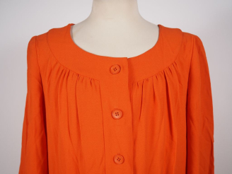 Vente aux enchères Jean PATOU boutique, Paris Robe longue orange à volant.  Encolure en r