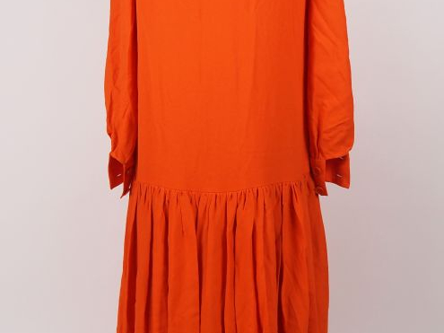 Jean PATOU boutique, Paris Robe longue orange à volant.  Encolure en r