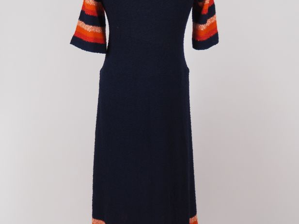 Louis FERAUD, Paris Robe longue à manches courtes en maille bleu, à dé