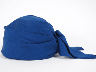 Vente aux enchères DENISE Chapeau en tissu bleu, orné d'un nœud à l'arrière.