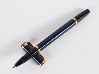 Vente aux enchères WATERMAN Petit stylo bille bleu et noir.  Signé.