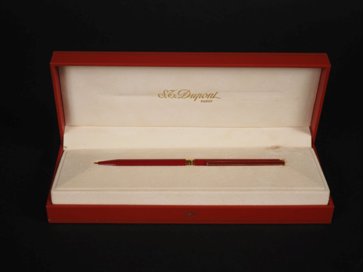 DUPONT, Paris Stylo à bille en laque de Chine rouge et métal doré.  Si