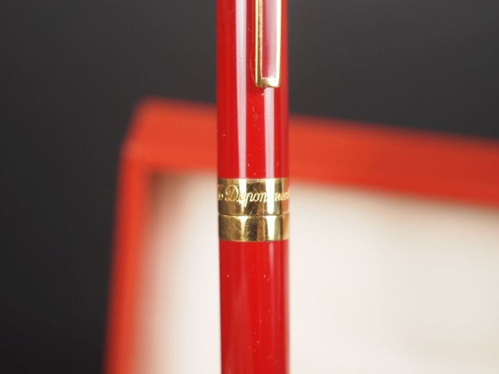 DUPONT, Paris Stylo à bille en laque de Chine rouge et métal doré.  Si