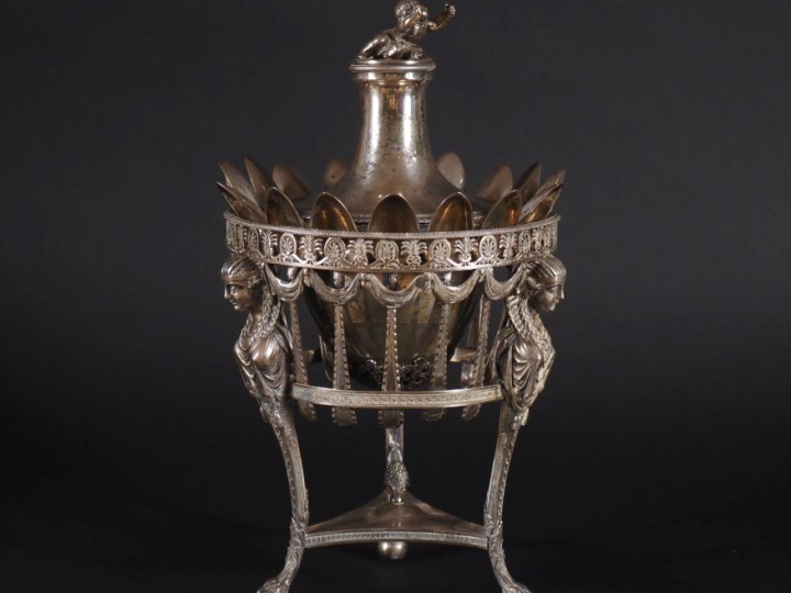 Confiturier en argent à décor de bustes d'Egyptiennes en gaine et de f