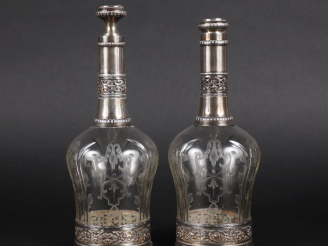Vente aux enchères Paire de flacons de style Louis XVI en cristal gravé, très belle montu
