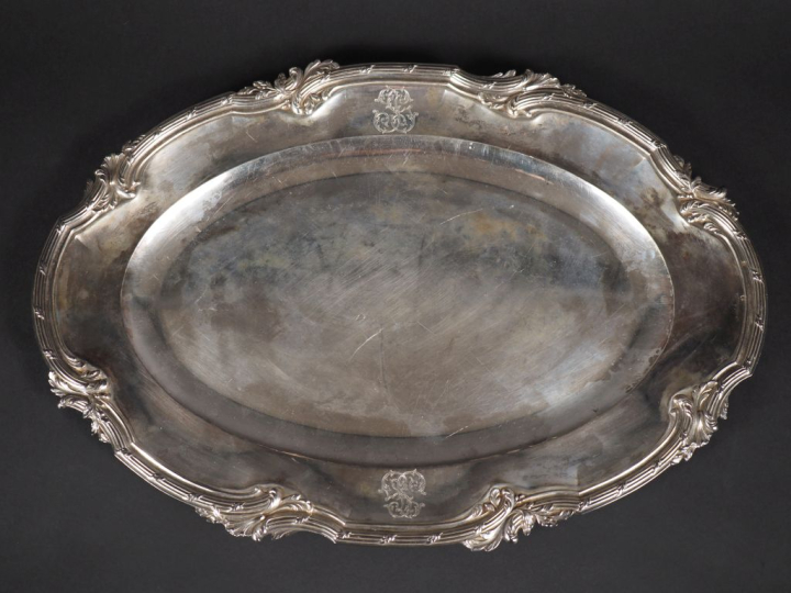 Plat Napoléon III en argent, poinçon Minerve, de style Rocaille, monog