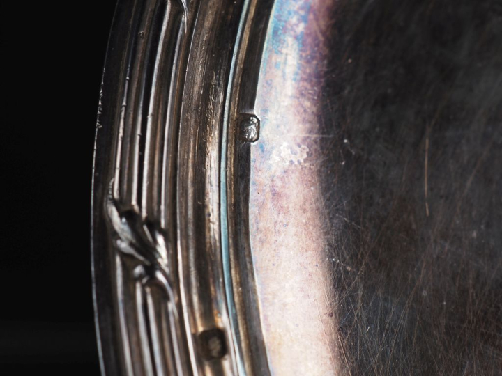 Plat Napoléon III en argent, poinçon Minerve, de style Rocaille, monog