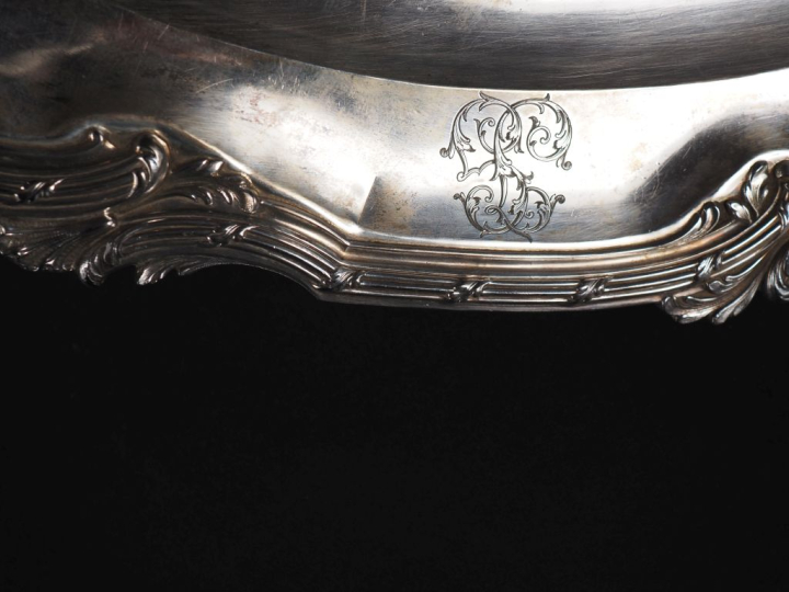 Plat Napoléon III en argent, poinçon Minerve, de style Rocaille, monog