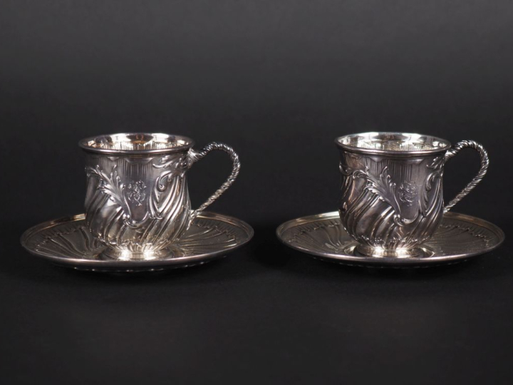 Paire de tasses et sous tasses de style Louis XV, en argent, poinçon M