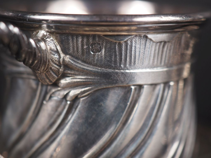 Paire de tasses et sous tasses de style Louis XV, en argent, poinçon M