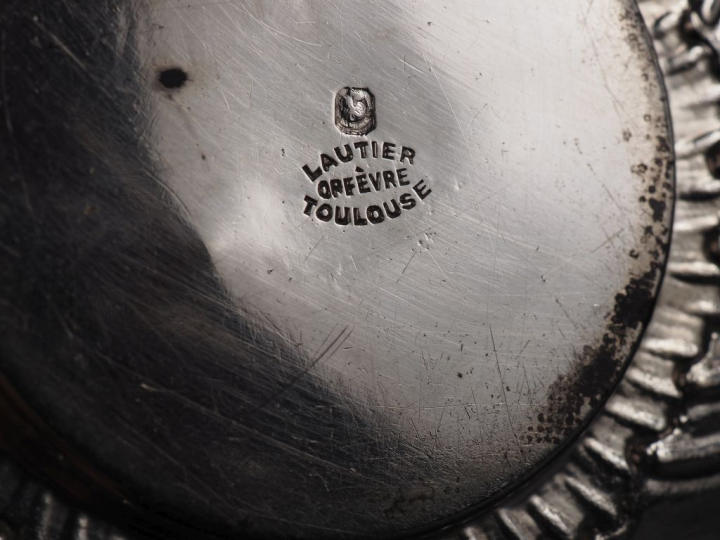 Paire de tasses et sous tasses de style Louis XV, en argent, poinçon M