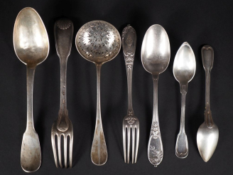 Vente aux enchères Ensemble de couverts dépareillés en argent, poinçons XVIIIème, Vieilla
