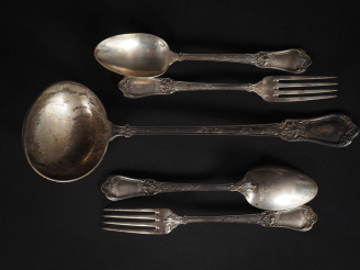 Vente aux enchères 12 grands couverts et une louche en argent, poinçon Minerve, modèle à 