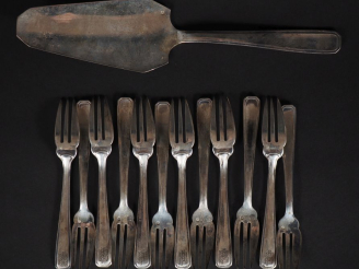 Vente aux enchères Service à gâteau en argent de style Art Déco, poinçon Minerve, monogra