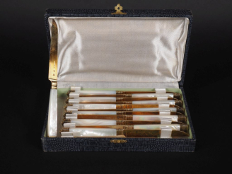 Vente aux enchères 12 couteaux à fruits, lame en vermeil, poinçon Minerve, manche en nacr