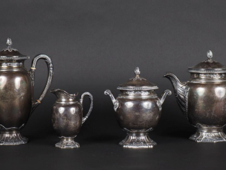 Vente aux enchères Service à café quatre pièces de style Empire en argent, poinçon Minerv