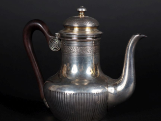 Vente aux enchères PUIFORCAT.  Verseuse égoïste en argent, poinçon Minerve, de style Loui