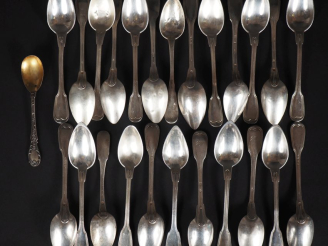 Vente aux enchères 24 petites cuillères en argent, poinçon Minerve, modèles dépareillés O